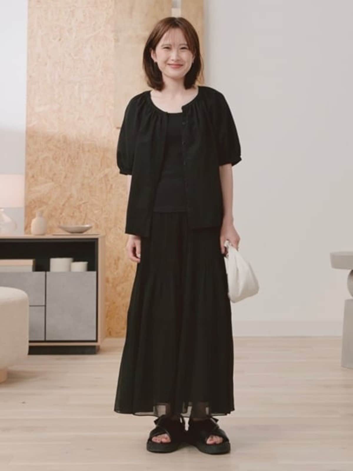 シフォン素材のスカートで夏でも涼やかなブラックコーデ 出典:StyleHint