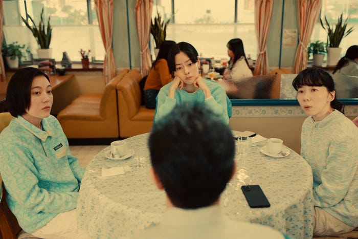 鈴木杏、市川実日子、平岩紙「ホットスポット」第8話(C)日本テレビ