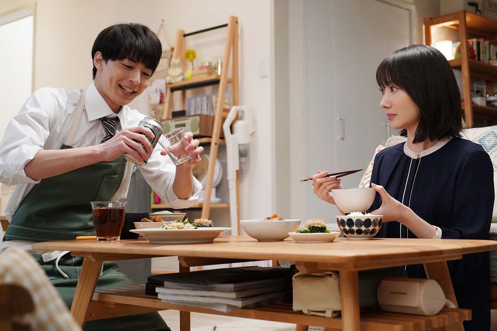 （左から）高杉真宙、波瑠 ／「わたしのお嫁くん」第2話より（C）フジテレビ