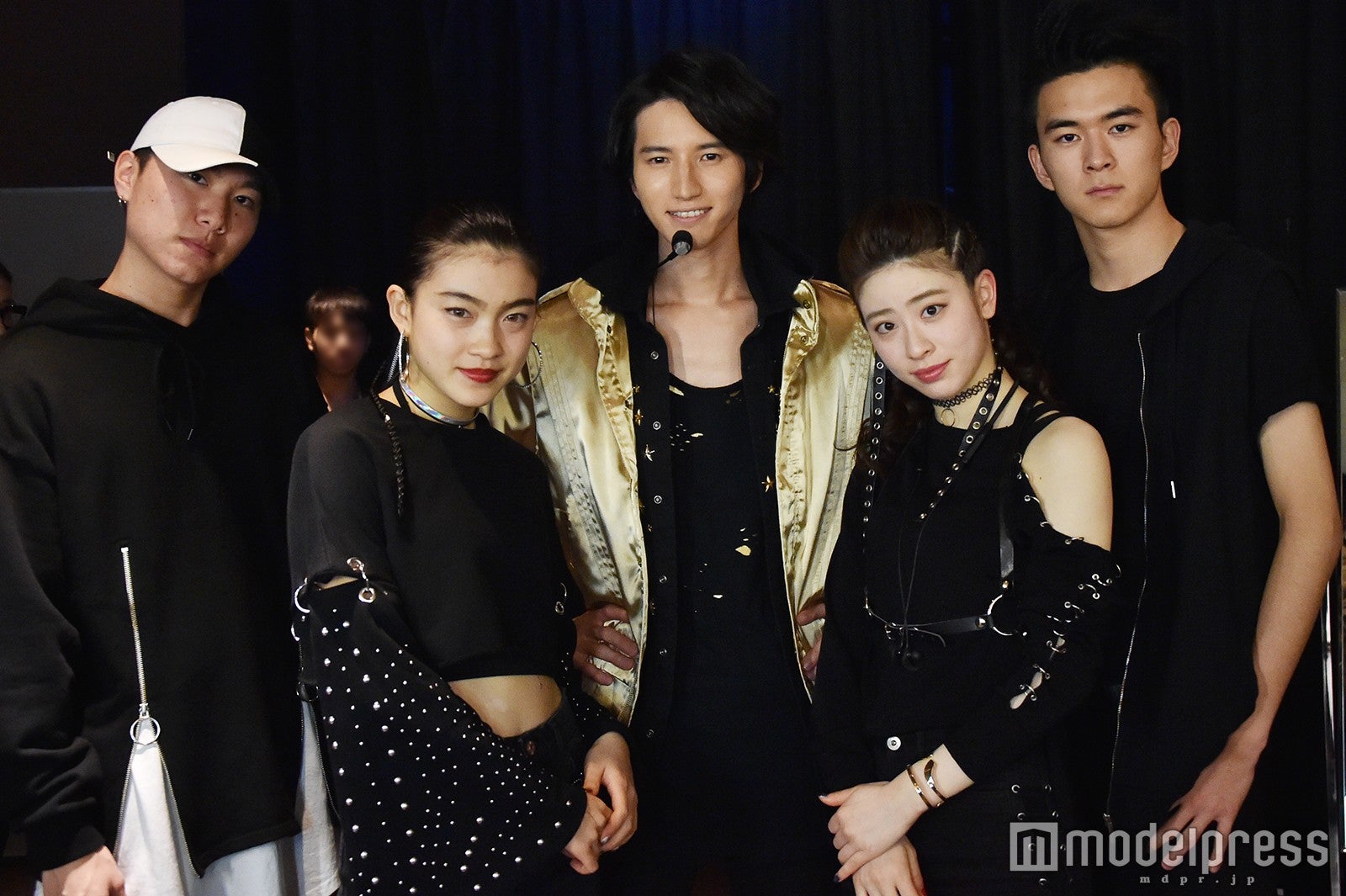 本番直前の田口 淳之介＆ダンサー（C）モデルプレス