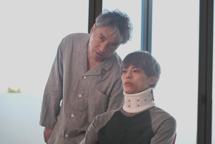 (左から)ムロツヨシ、嘉島陸「うちの弁護士は手がかかる」第5話より(C)フジテレビ