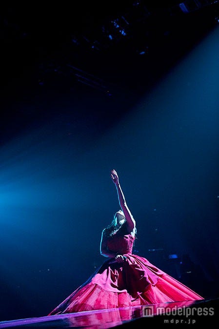 赤のチュールドレスの浜崎あゆみ