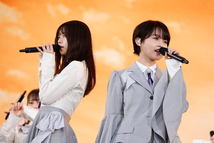齋藤飛鳥、伊藤万理華「乃木坂4610th YEAR BIRTHDAY LIVE」より(提供写真)