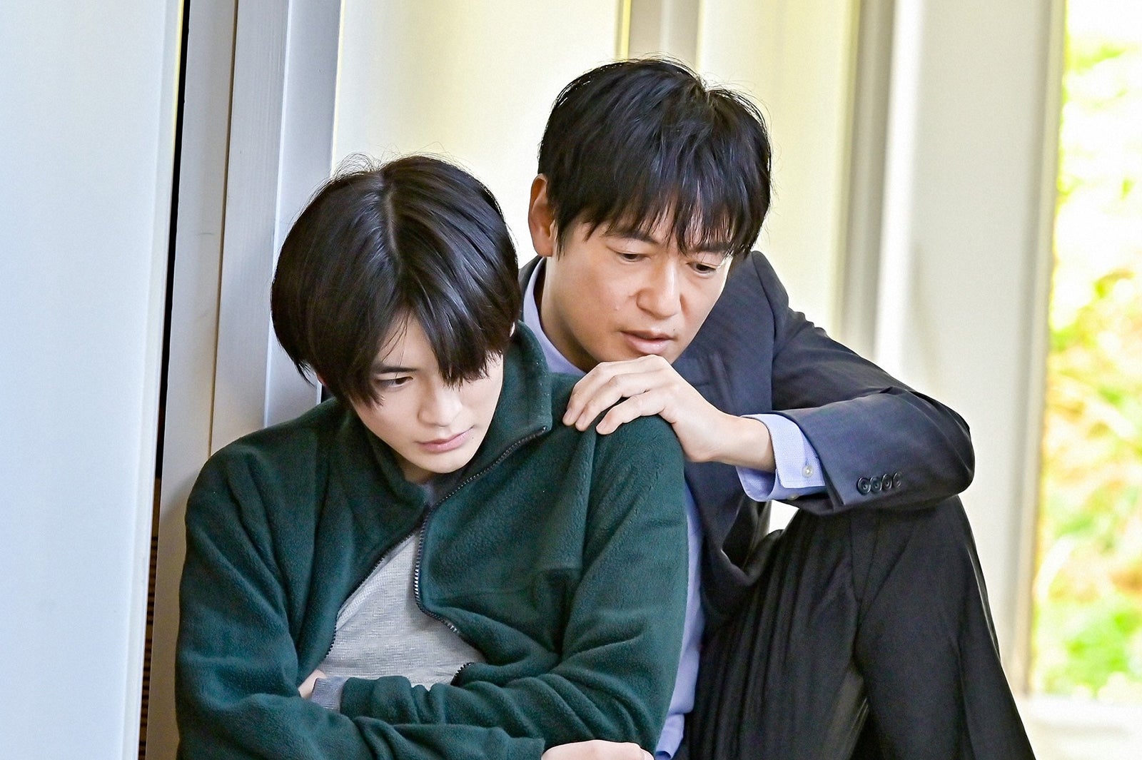 高橋文哉、井浦新／「最愛」第5話より（C）TBS