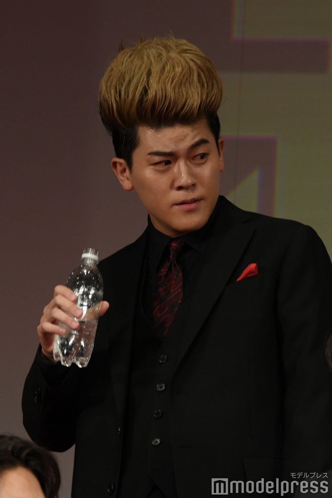 こっそりと炭酸水を飲む有輝（C）モデルプレス