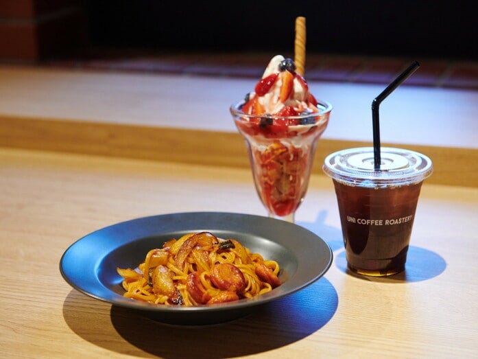 横浜ナポリタン（モッチリーニ）（1300円）、ベリーサンデー（1100円）、水出しコーヒー（M530円、L630円）※すべて税込（提供画像）