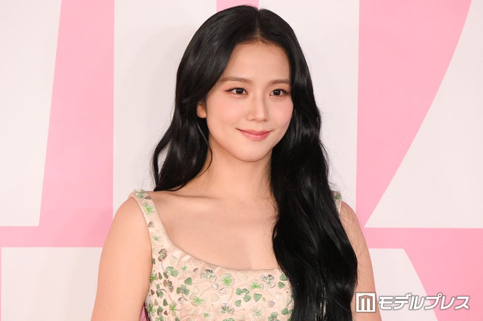 BLACKPINKジス、美脚全開のミニワンピ姿公開 ハローキティとの手繋ぎ2ショットに「可愛いが渋滞」「透明感すごい」と反響