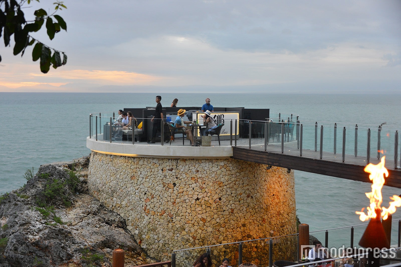 「ロックバー」の中でも一際高い場所に位置するラウンドデッキ（C）モデルプレス