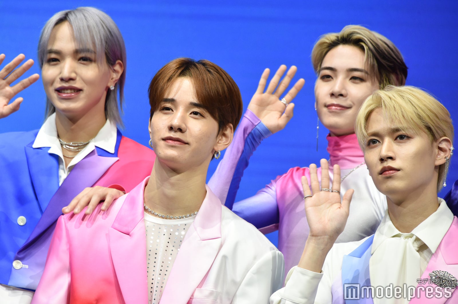 ムービー撮影でにこやかに手を振る大平祥生、佐藤景瑚、川尻蓮、白岩瑠姫（C）モデルプレス