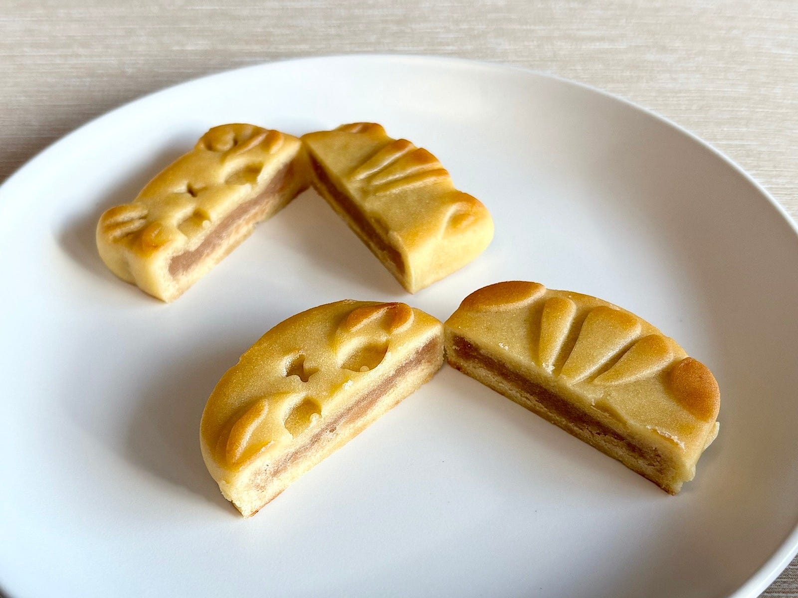 分かりやすいよう、断面をカットしてみました（ねこさんごめんなさい）。中にはキャラメルあんがたっぷり！