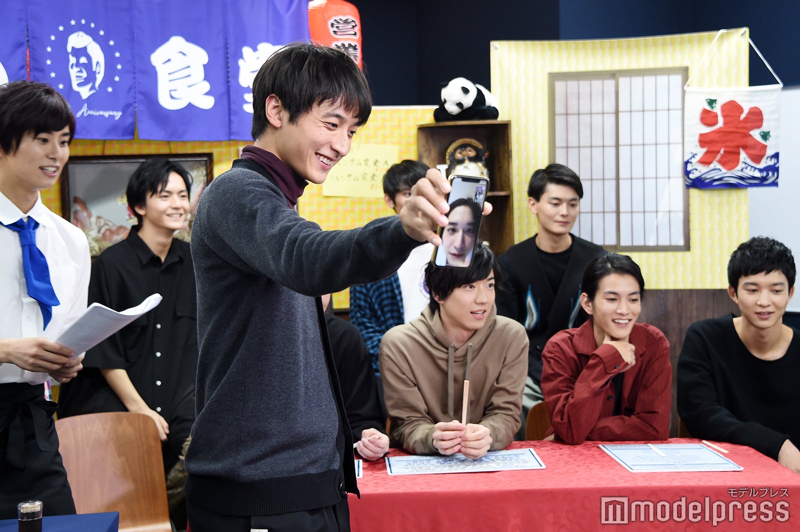 松岡広大のテレビ電話に笑顔の小関裕太（C）モデルプレス