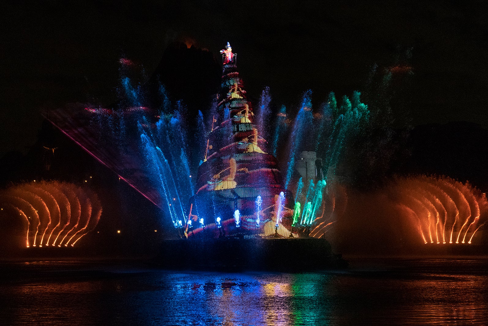 「ファンタズミック！」（C）Disney