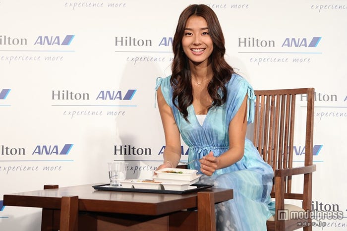 ハワイアンメニューをテイスティングするすみれ