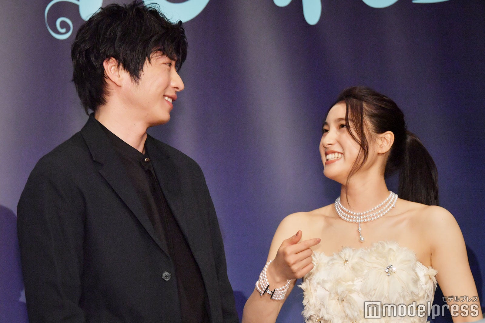 フォトセッション後、田中圭が何かおもしろいことをしたのではないかと尋ねる土屋太鳳（C）モデルプレス
