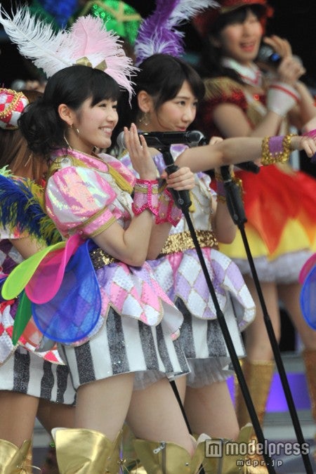 3位を獲得した渡辺麻友／「AKB48 スーパーフェスティバル ～日産スタジアム、小（ち）っちぇっ！小（ち）っちゃくないし！！～」ライブパフォーマンスの様子