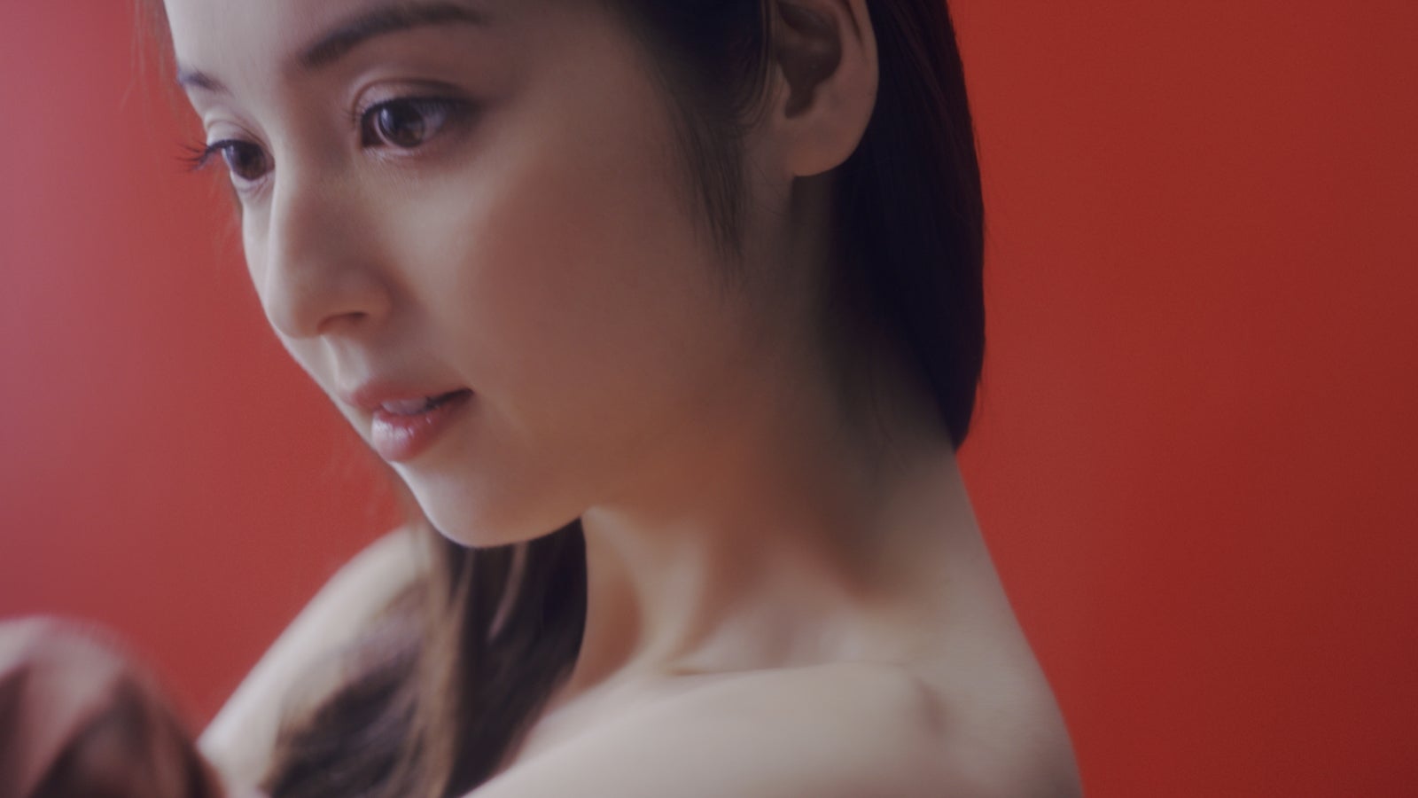 佐々木希の美デコルテにうっとり　“美胸”再び