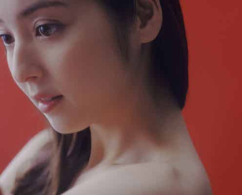 佐々木希の美デコルテにうっとり “美胸”再び