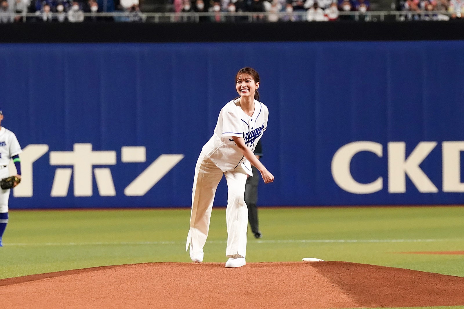 生見愛瑠、地元・中日ドラゴンズに熱烈エール　本拠地開幕戦始球式に登場