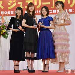 「クリスマスジュエリープリンセス賞」を受賞した（左から）miwa、指原莉乃、川島海荷、藤田ニコル（C）モデルプレス