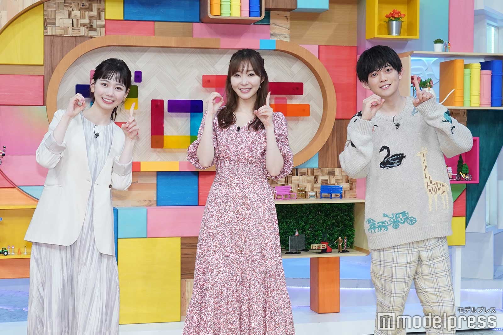 （左から）石川みなみアナ、指原莉乃、松丸亮吾 （C）モデルプレス