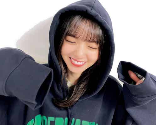 乃木坂46齋藤飛鳥、ぶかぶかパーカー姿の“彼女感”あふれる萌え袖ショット「乃木撮」先行カット公開