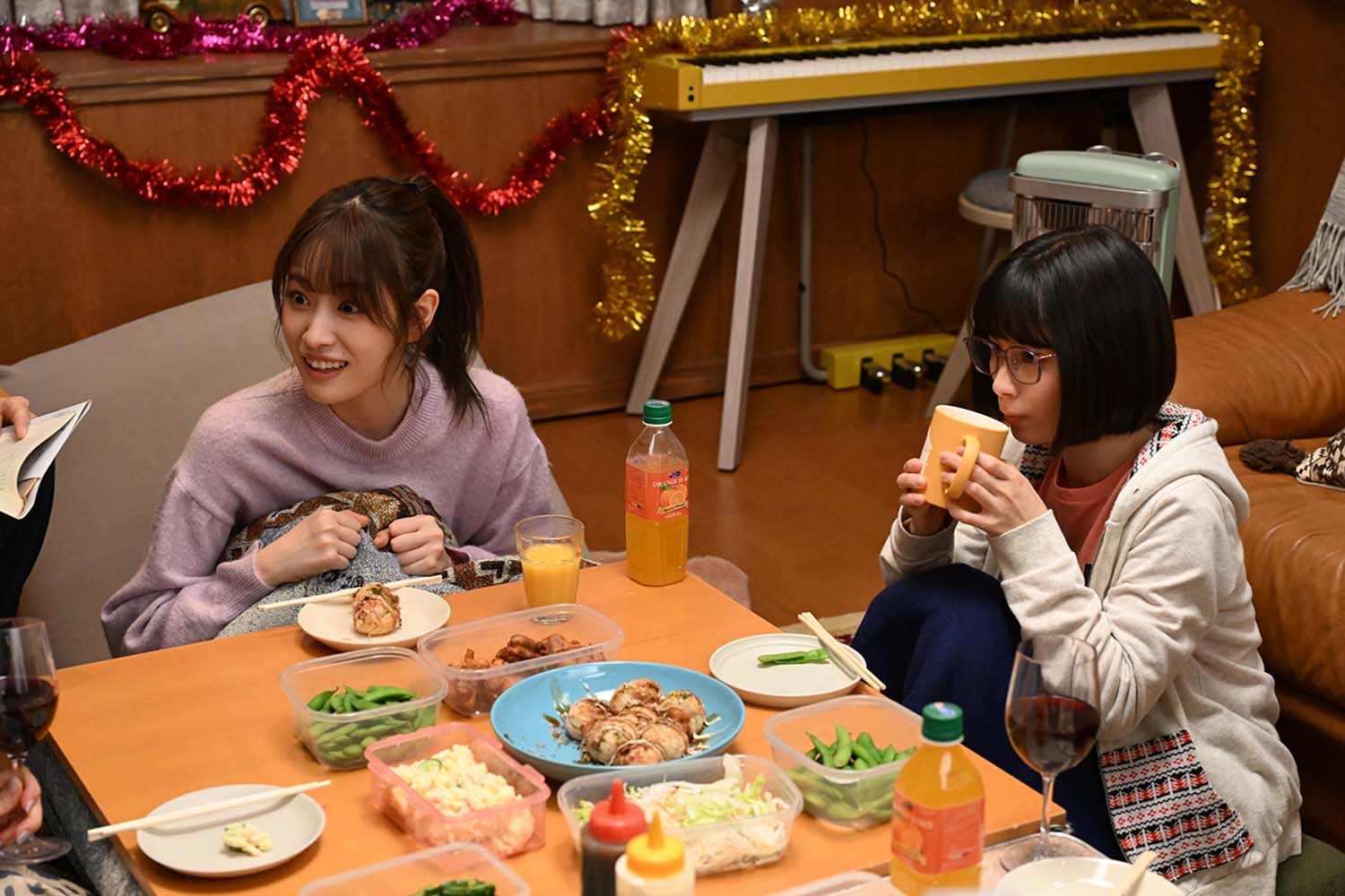 高橋ひかる、大久保桜子「リビングの松永さん」第2話より（C）カンテレ