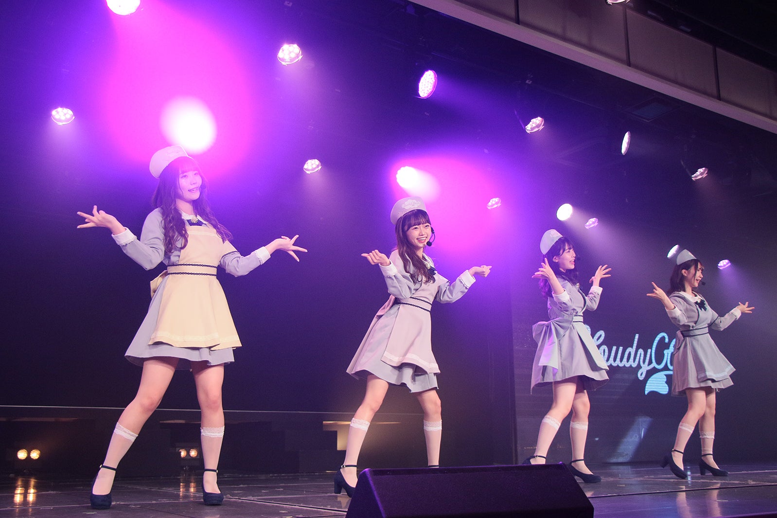 小熊倫実、中井りか、小越春花、對馬優菜子／CloudyCloudy（C）Flora