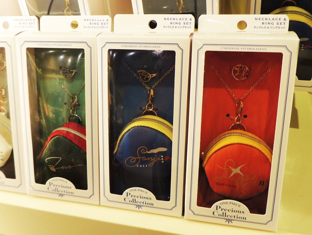 ネックレス＆リングセット 各2900円。ルフィ、サンジ、ゾロのほかローのデザインもあります