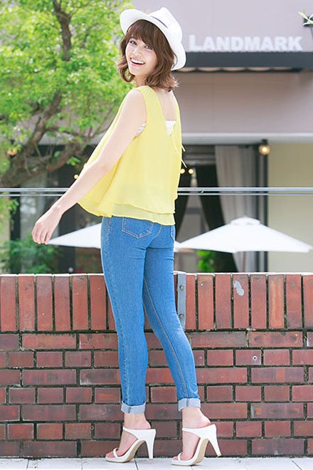 バックリボン×裾フリル☆Vネックシフォンブラウストップス「神戸レタス」2790円（税込）／画像提供：神戸レタス