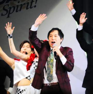 つんく♂ 体調不良で近大入学式を欠席 前日3日に連絡、サプライズ登場のせいやらが盛り上げる つんく♂は14年、喉頭がんで声帯全摘