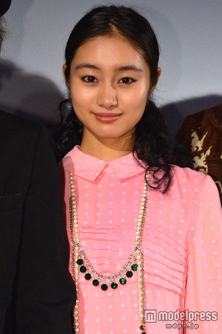 映画「オー！ファーザー！」の舞台挨拶に出席した忽那汐里