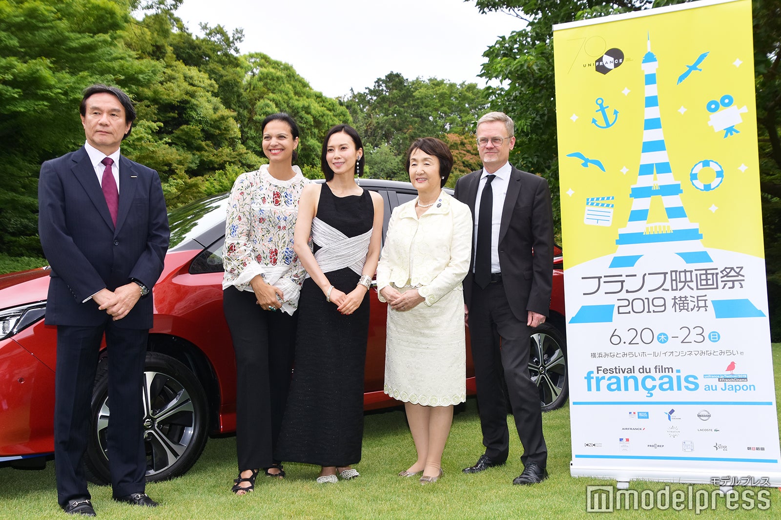 中谷美紀 流暢なフランス語披露 背中大胆ドレスで登場 モデルプレス