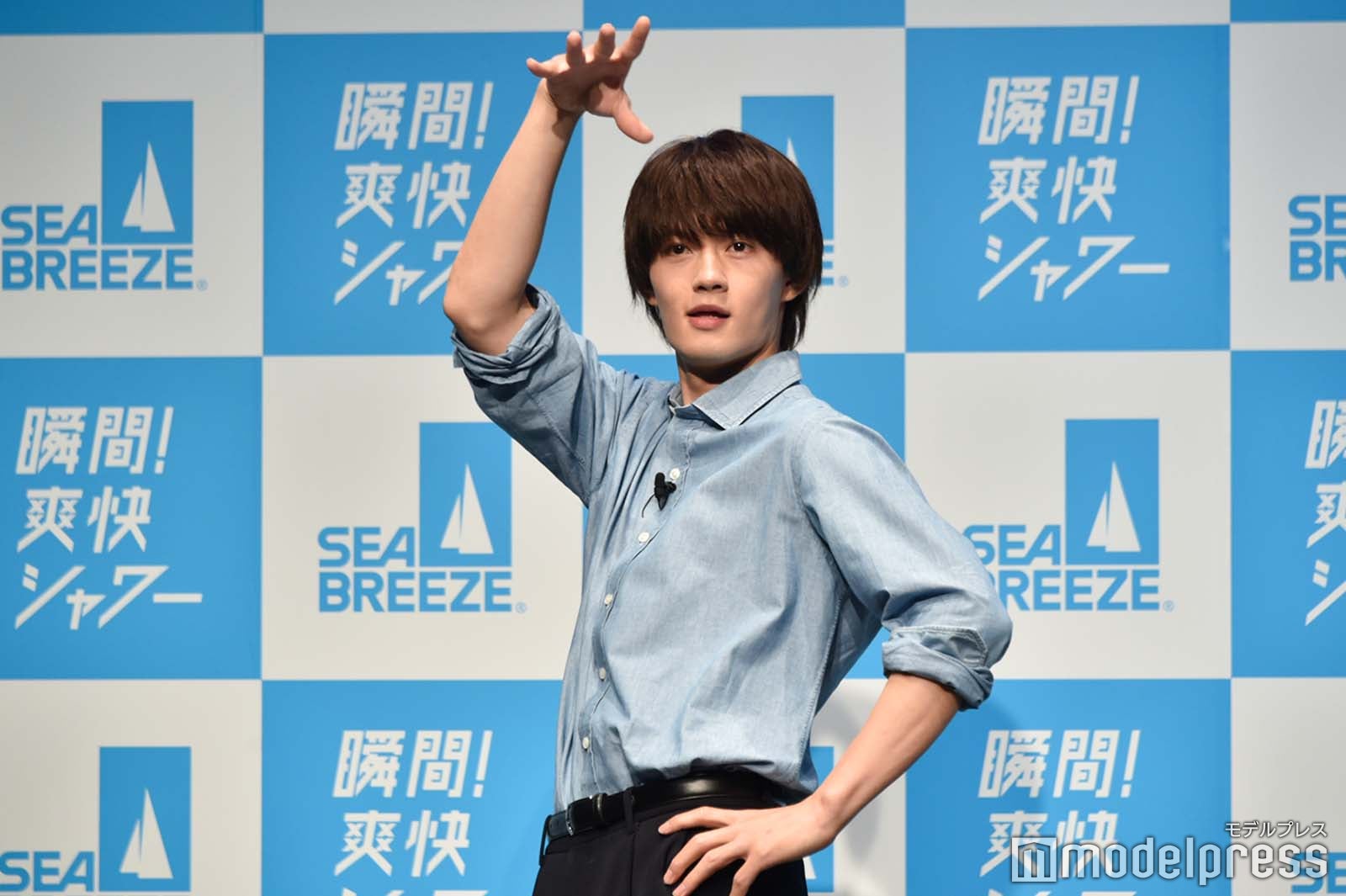 ”瞬間爽快シャワー”のジェスチャーをする佐野勇斗（C）モデルプレス