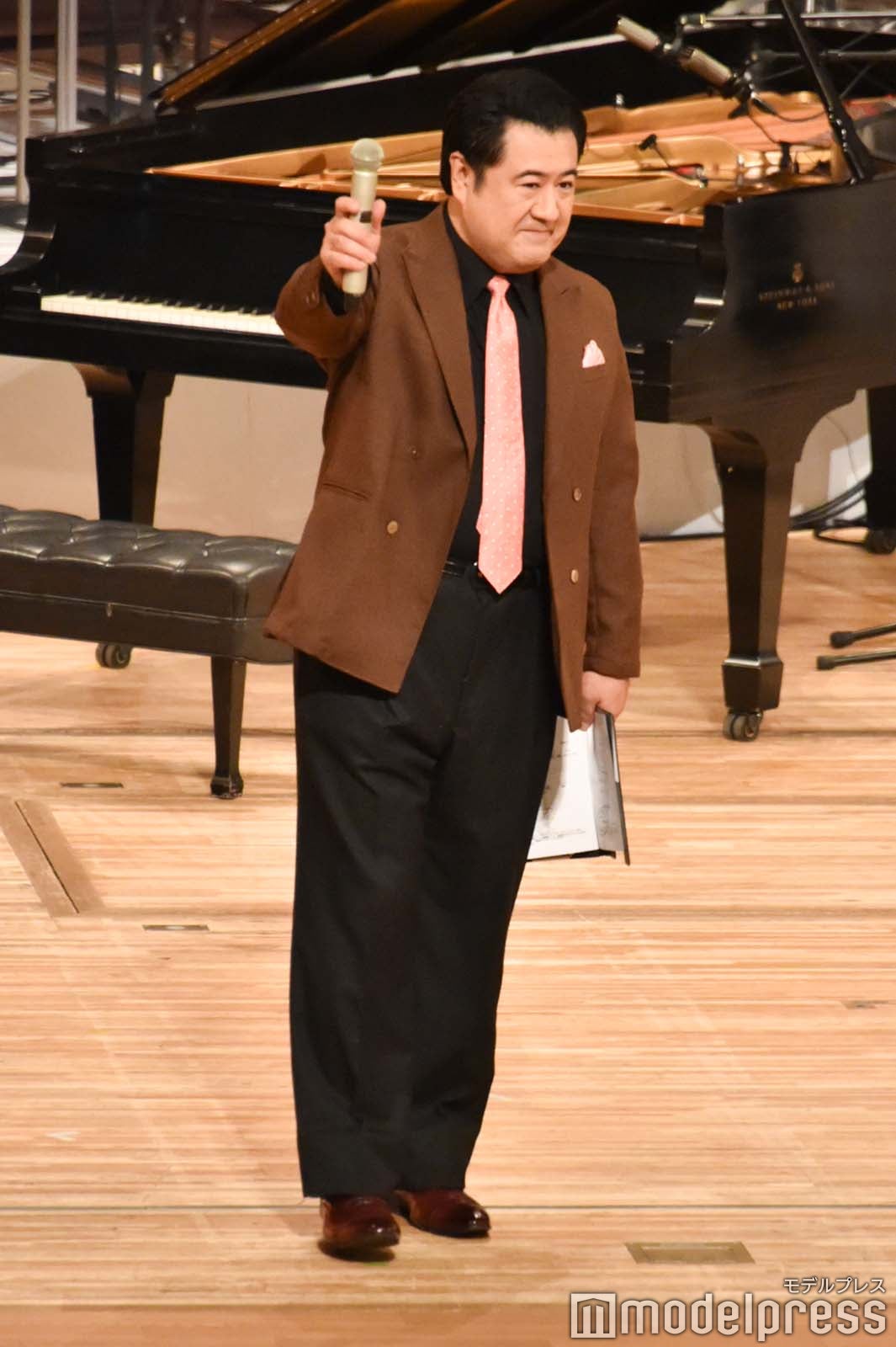 MCの小手伸也（C）モデルプレス