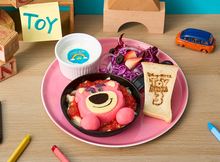 ＜トイ・ストーリー3＞裏切りのトマトグラタンプレート税込2,090円（C）Disney/Pixar （C）Just Play,LLC Mr.Potato Head &amp; Mrs. Potato Head are trademarks of Hasbro used with permission.  （C）Hasbro. All Rights Reserved.