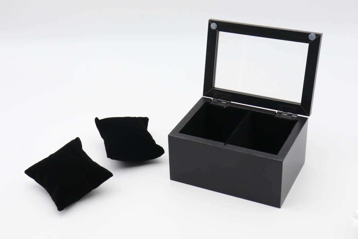 フタが開いた収納BOXと、横に置かれた2つの黒いクッション
