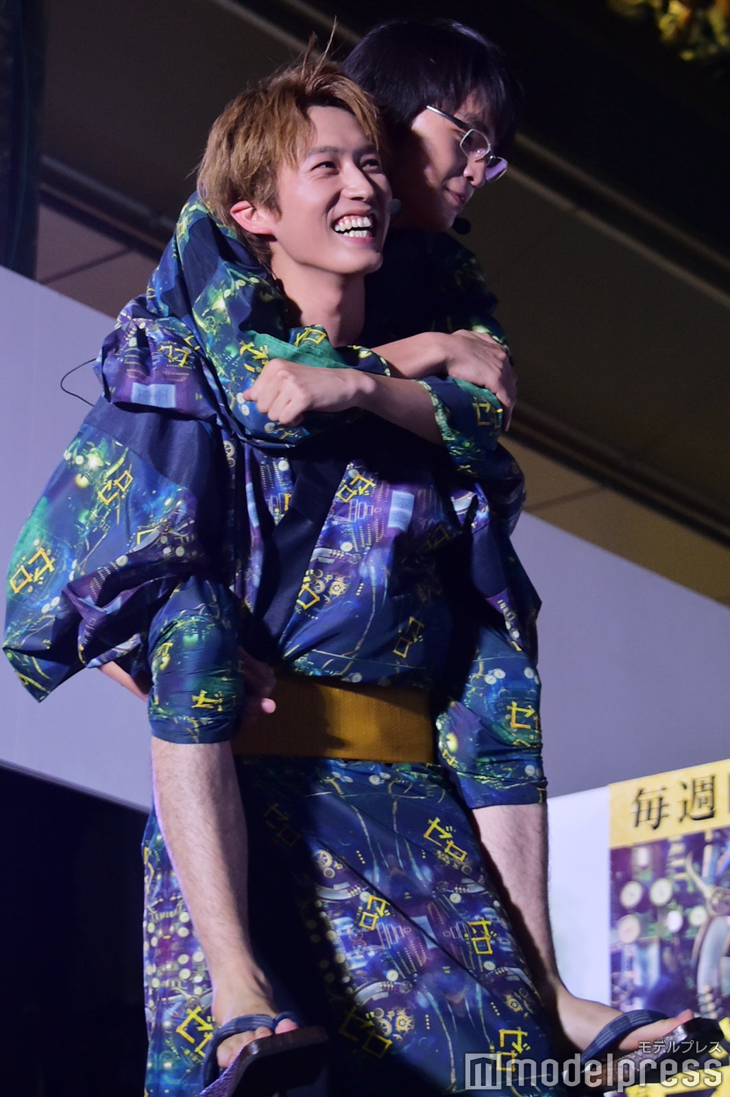 岡山天音、杉野遥亮におんぶされ「高い！」（C）モデルプレス