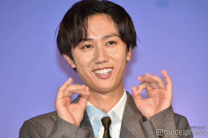 カメラマンの前髪チェックでOKをもらった阿部亮平(C)モデルプレス