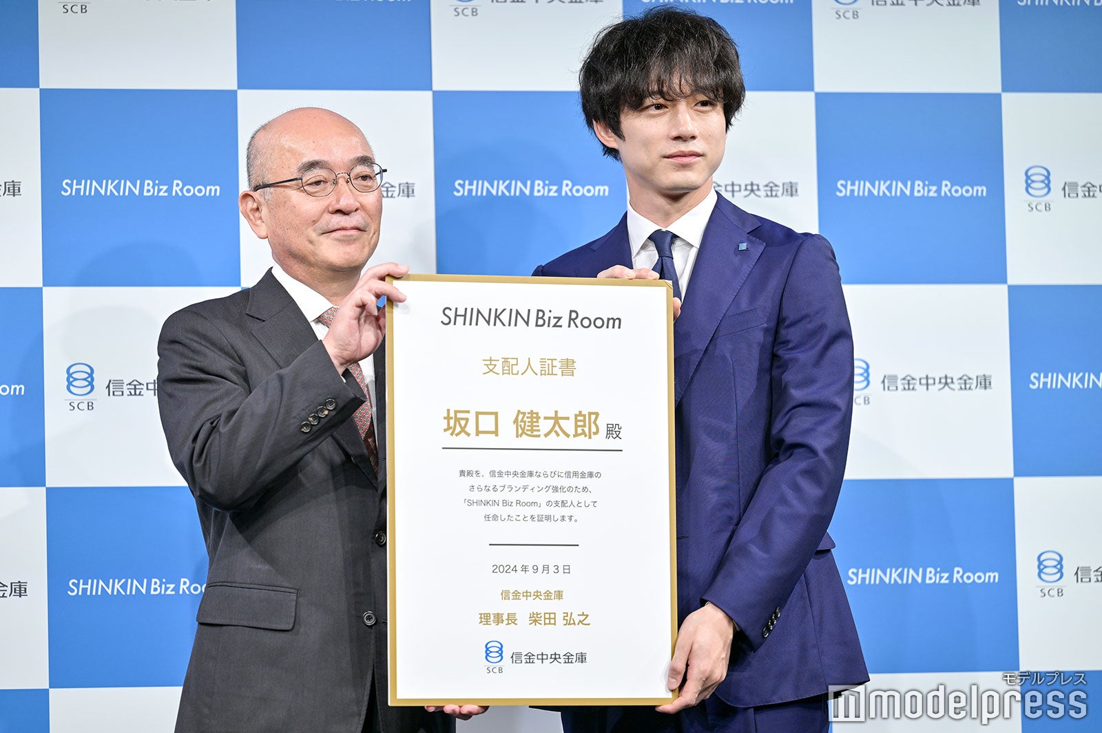 （右）坂口健太郎（C）モデルプレス