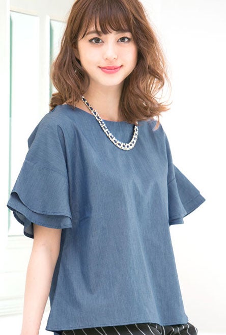 カットデニム☆ラッフルフレア袖ブラウストップス「神戸レタス」2490円（税込）／画像提供：神戸レタス