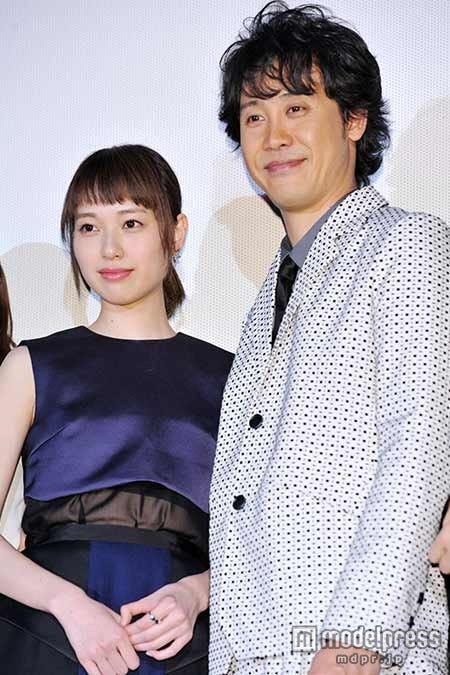(左から)戸田恵梨香、大泉洋