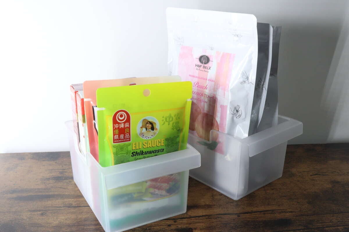 ストッカーにレトルト食品や袋麺が立てて収納されている