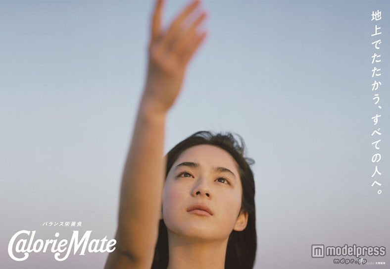 空から降ってくる同商品へ手を差し伸ばす平祐奈