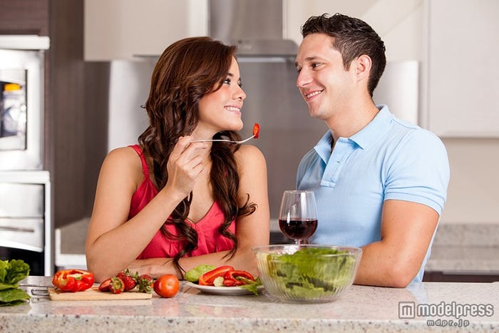 女性らしい気遣いや言動を心がけよう(Photo by AntonioDiaz/Fotolia)