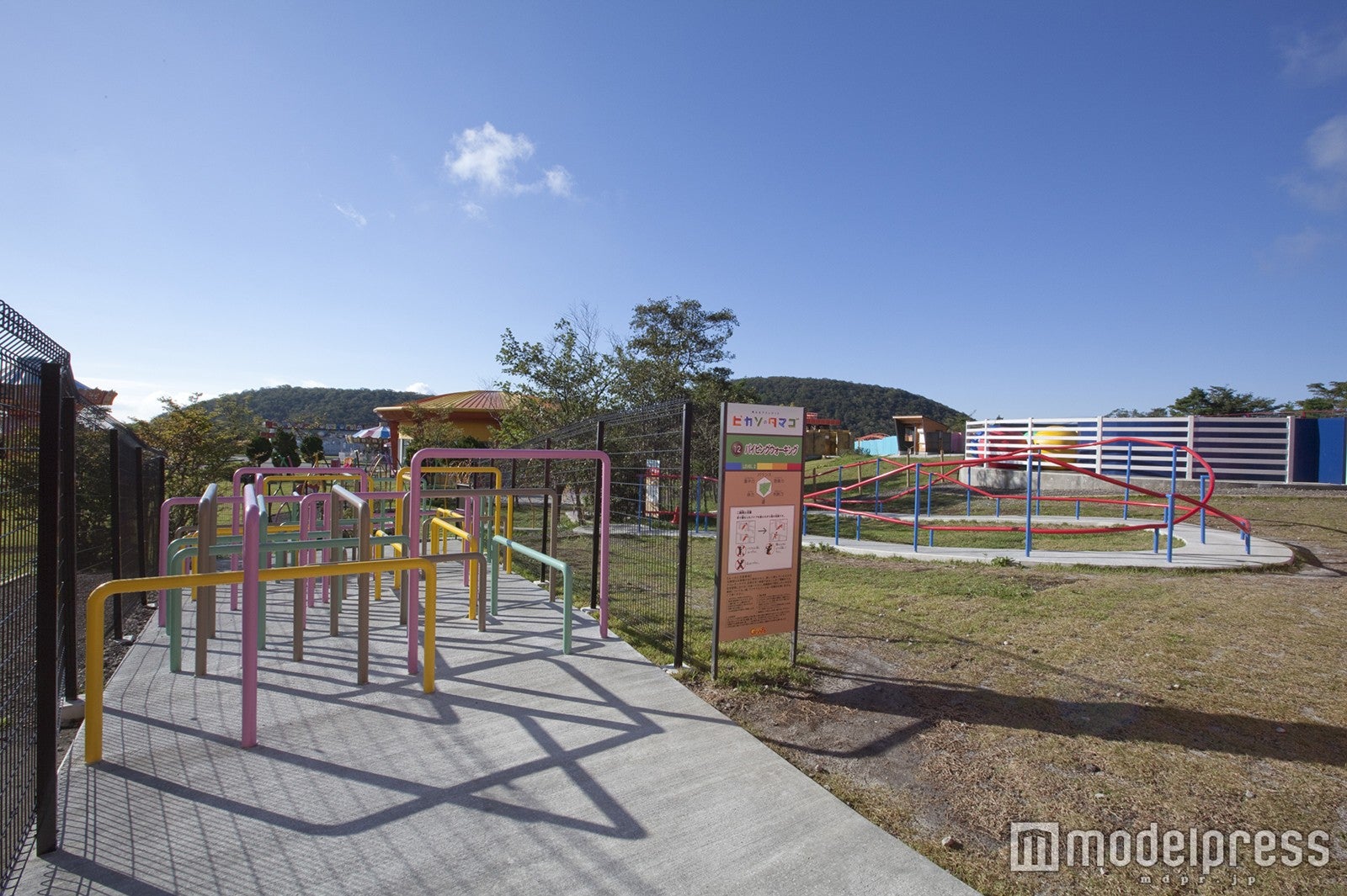 「自分で考えて進むこと」をコンセプトにした、カラフルな色づかいと不思議な形状を持ったアスレチック施設「ピカソのタマゴ」／画像提供：富士急行