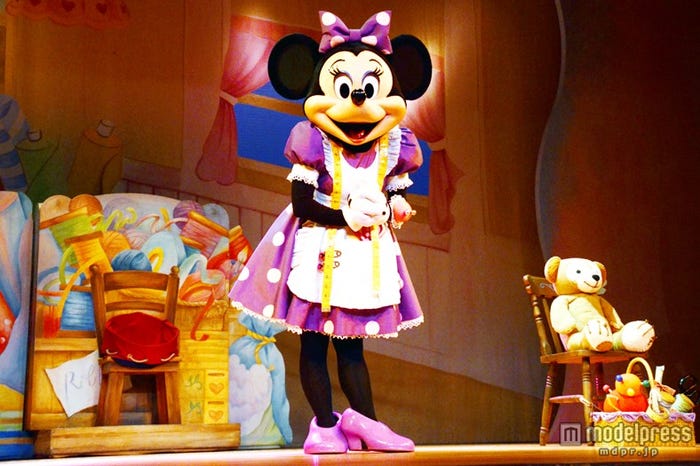 ダッフィーのためにぬいぐるみを作ったミニー