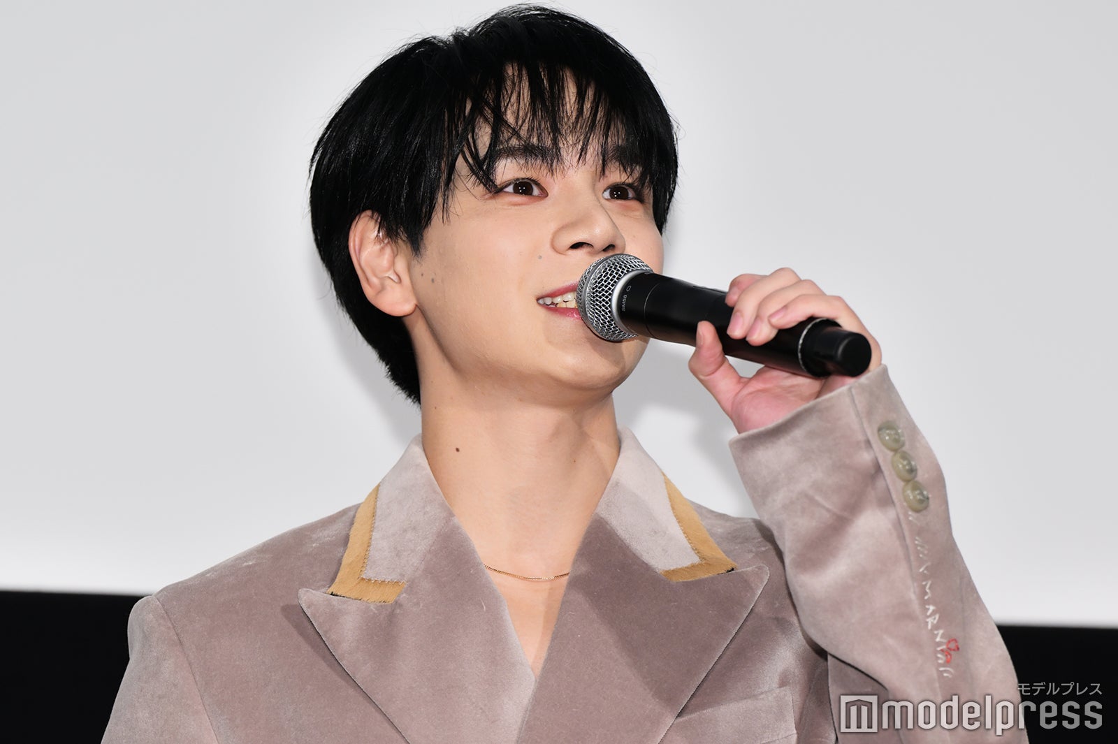 初出しのヘアスタイルを披露した豆原一成（C）モデルプレス