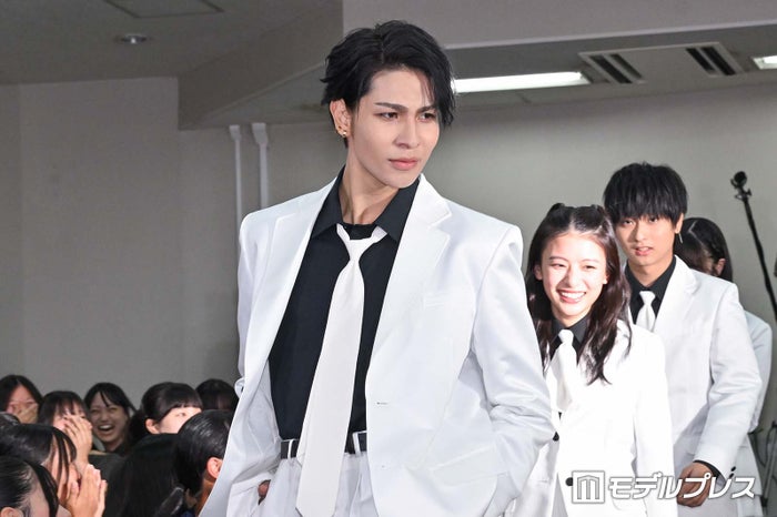 Snow Manラウール、出口夏希らと高校にサプライズ登場 挫折経験明かす「運命だったよって気持ちで」【赤羽骨子のボディガード】