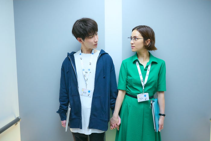 ドラマ「青島くんはいじわる」渡辺翔太“青島”＆中村アン“雪乃”ファションの裏テーマとは？2人ならではのアイテム・色使いを解説【スタイリストインタビュー】