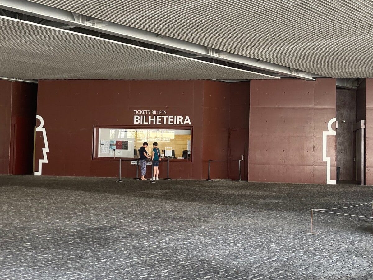 チケット売り場の両側に備えられたトイレのサイン